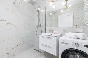 Shower, shampoo