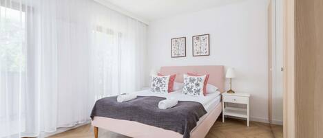 Tabla de planchar con plancha, wifi, ropa de cama