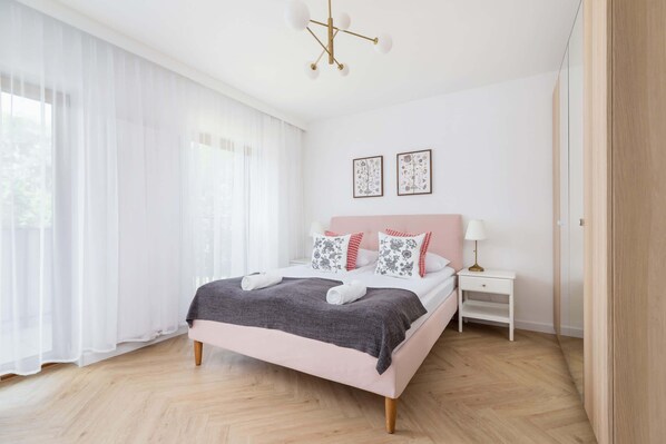 Iron/ironing board, WiFi, bed sheets