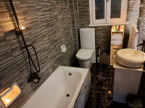 Haartrockner, Bidet, Handtücher, Seife