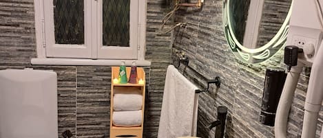 Secador de cabelo, bidê, toalhas de banho, sabonete