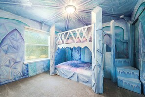 9 chambres, bureau, fer et planche à repasser, lit de bébé portatif