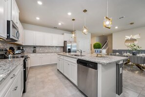 Frigorífico, microondas, horno y lavavajillas