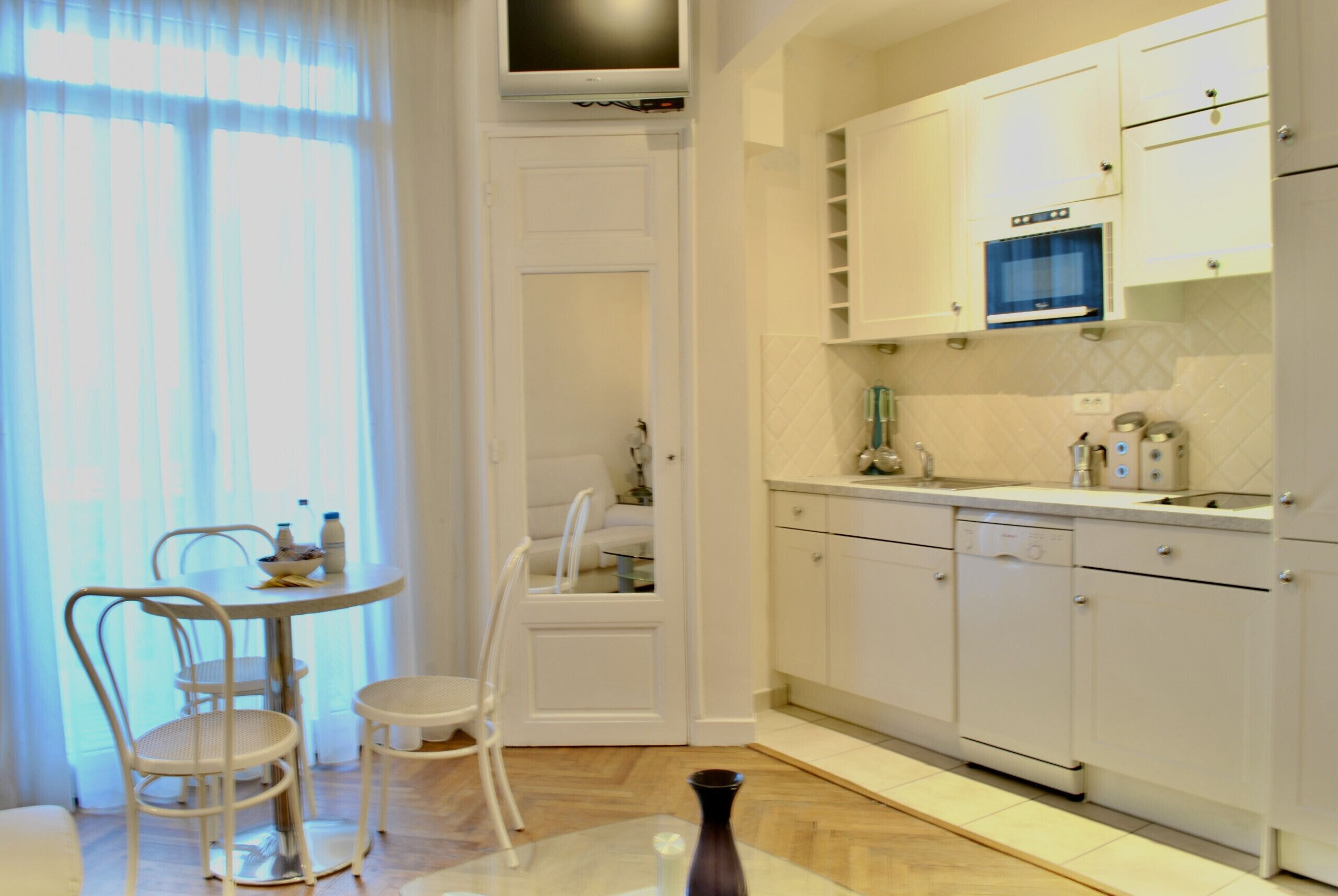 Fridge, microwave, dishwasher, cookware/dishes/utensils