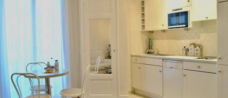Fridge, microwave, dishwasher, cookware/dishes/utensils