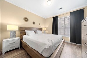 3 slaapkamers, een strijkplank/strijkijzer, gratis wifi, beddengoed