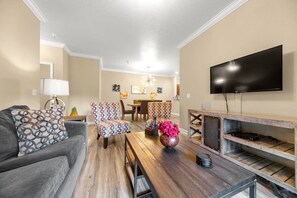Smart TV - Lovely Condo with Resort pool, Hot tub, Gym (Davenport)