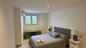 3 間睡房、書桌、熨斗/熨衫板、可攜式嬰兒床