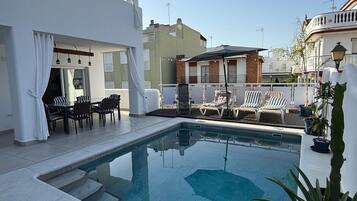 Una piscina al aire libre, una piscina climatizada