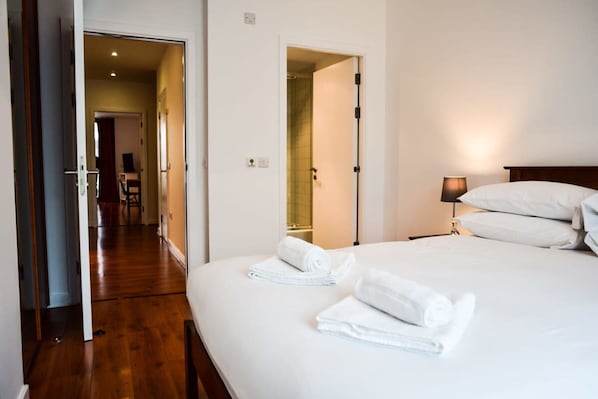 2 عدّة غرف نوم وخدمة الإنترنت