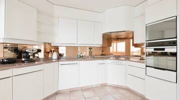 Coffee/tea maker, toaster