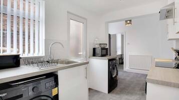 Køleskab, mikrobølgeovn, ovn, kogeplade