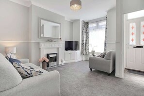 TV - Central Darlington | Sleeps 5 | Work or Leisure (Darlington)