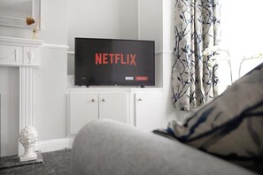 TV - Stylish 3-Bedroom Oasis in Darlington, Sleeps 5 (Darlington)