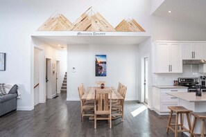 Dining - Mountain Dreams - Revelstoke Home Near RMR (Revelstoke)