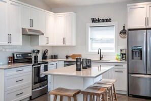 Fridge, microwave, oven, stovetop - Mountain Dreams - Revelstoke Home Near RMR (Revelstoke)