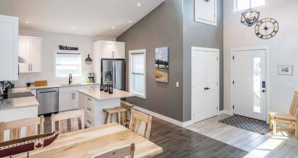 Mountain Dreams - Revelstoke Home Near RMR