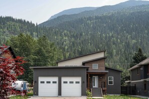Exterior - Mountain Dreams - Revelstoke Home Near RMR (Revelstoke)