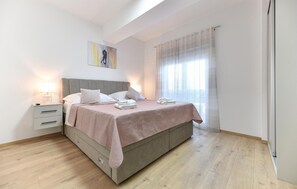 4 bedrooms, travel cot, free WiFi, bed sheets