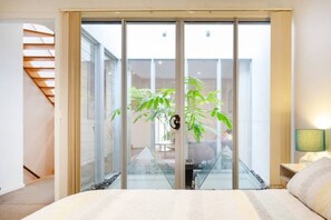 3 habitaciones, tabla de planchar con plancha, wifi y ropa de cama 