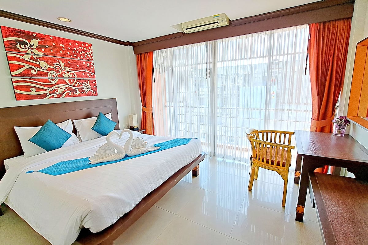Quarto casal superior, 1 cama King | Cofres nos quartos, escrivaninha, espaço de trabalho para notebook