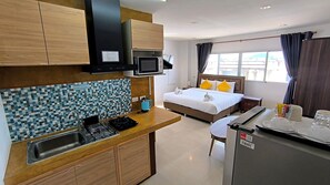 Roof-top Studio with Kitchenette - 6th Floor accessed via stairs from the 5th floor | 房內夾萬、書桌、手提電腦工作空間、免費 Wi-Fi