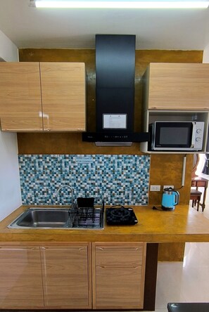 Roof-top Studio with Kitchenette - 6th Floor accessed via stairs from the 5th floor | Cocineta privada | Tetera eléctrica 