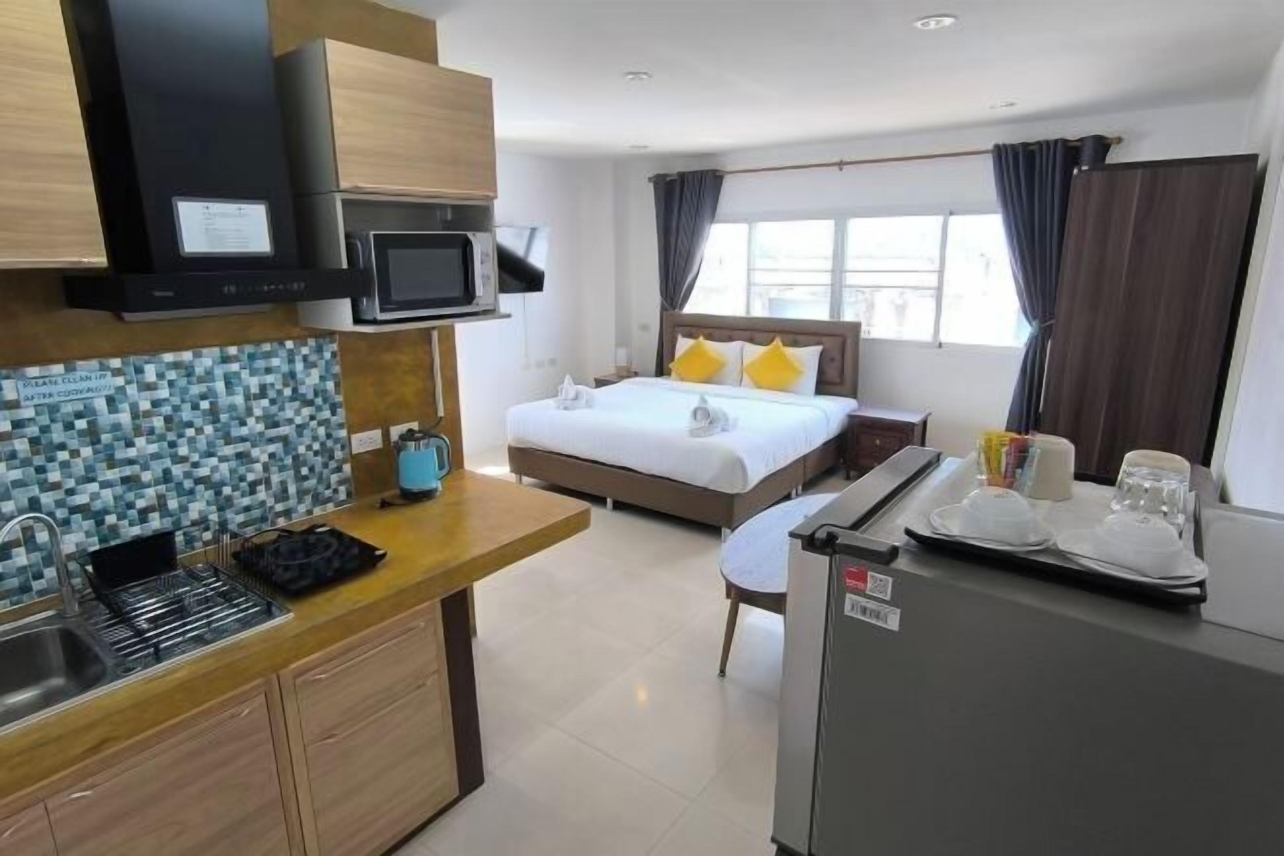 Caixa forta a l'habitació i escriptori 