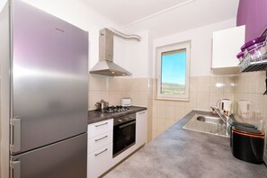 Fridge, oven, stovetop, dishwasher - Dani, Home-like sea View Apt, Close to Beach (Trogir)