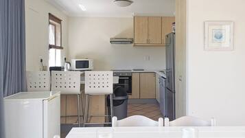 Economy Apartment | Private kitchen | Full-size fridge, microwave, oven, stovetop