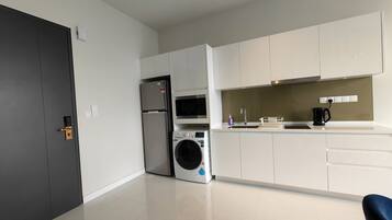 Frigorífico grande, lavavajillas y utensilios de cocina