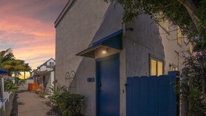 A residential building with a blue door, a number 811 sign, and a gated entrance. - Mission Bay Condo - Steps to Sand, Dining, AC, Parking, Location & Shops! (San Diego)
