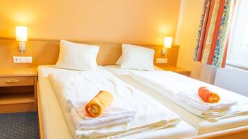 Minibar, caja de seguridad en la habitación y escritorio