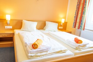 Minibar, in-room safe, desk, laptop workspace - Strandhotel Burgstaller (Feld am See)