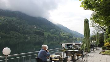 Minibar, in-room safe, desk, laptop workspace
