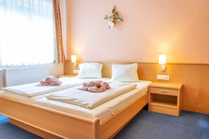 Minibar, in-room safe, desk, laptop workspace - Strandhotel Burgstaller (Feld am See)