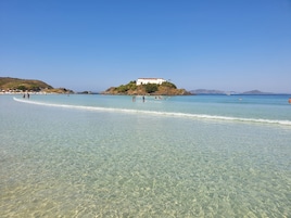 Na praia, areia branca