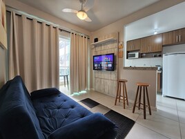 Apartamento | Área de estar | TV LED 40 polegadas com canais digitais, serviços de streaming