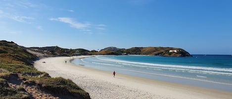 På stranden och vit sandstrand