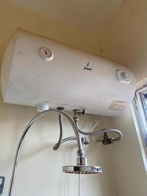 Double Room | Bathroom | Shower, rainfall showerhead, free toiletries, slippers