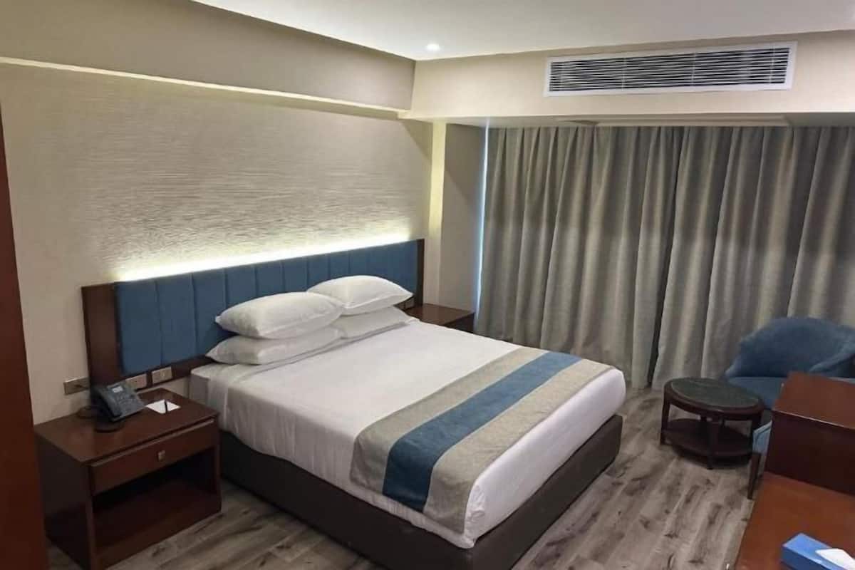 1 habitación, minibar, tabla de planchar con plancha y ropa de cama