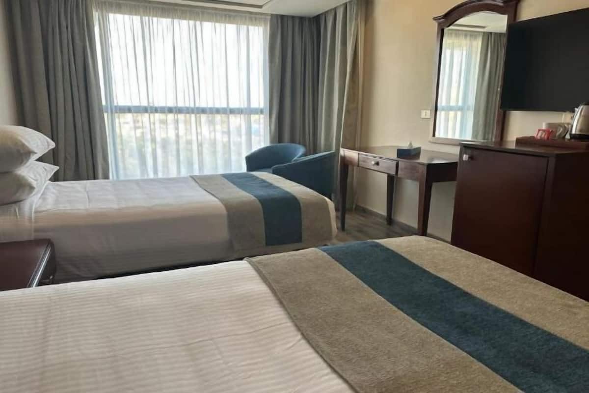 1 habitación, minibar, tabla de planchar con plancha y ropa de cama
