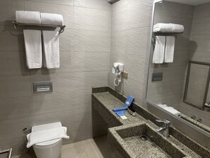 ฝักบัว, ผ้าเช็ดตัว