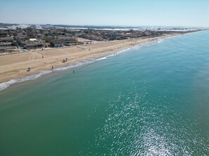 근처 해변, 백사장