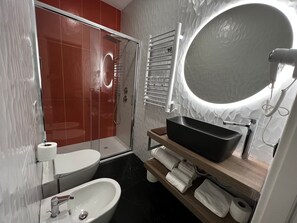 Ducha, cabezal de ducha tipo lluvia, secador de pelo y bidé