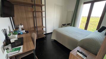 Chambre Standard, salle de bains privée, vue jardin | Literie de qualité supérieure, couette en duvet d'oie, surmatelas