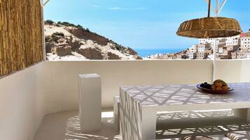 Relax in a serene coastal setting with a natural atmosphere, surrounded by a bamboo wall and a thatched ceiling.