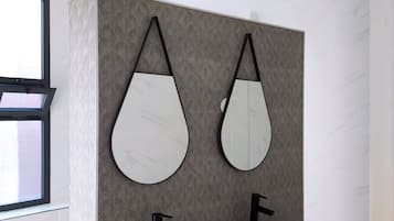 Sèche-cheveux, serviettes fournies, savon, papier toilette