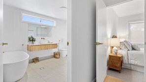 Bathtub - Sun Kissed Getaway - Spacious Family Home close to Mollymook Beach! (Mollymook Beach)