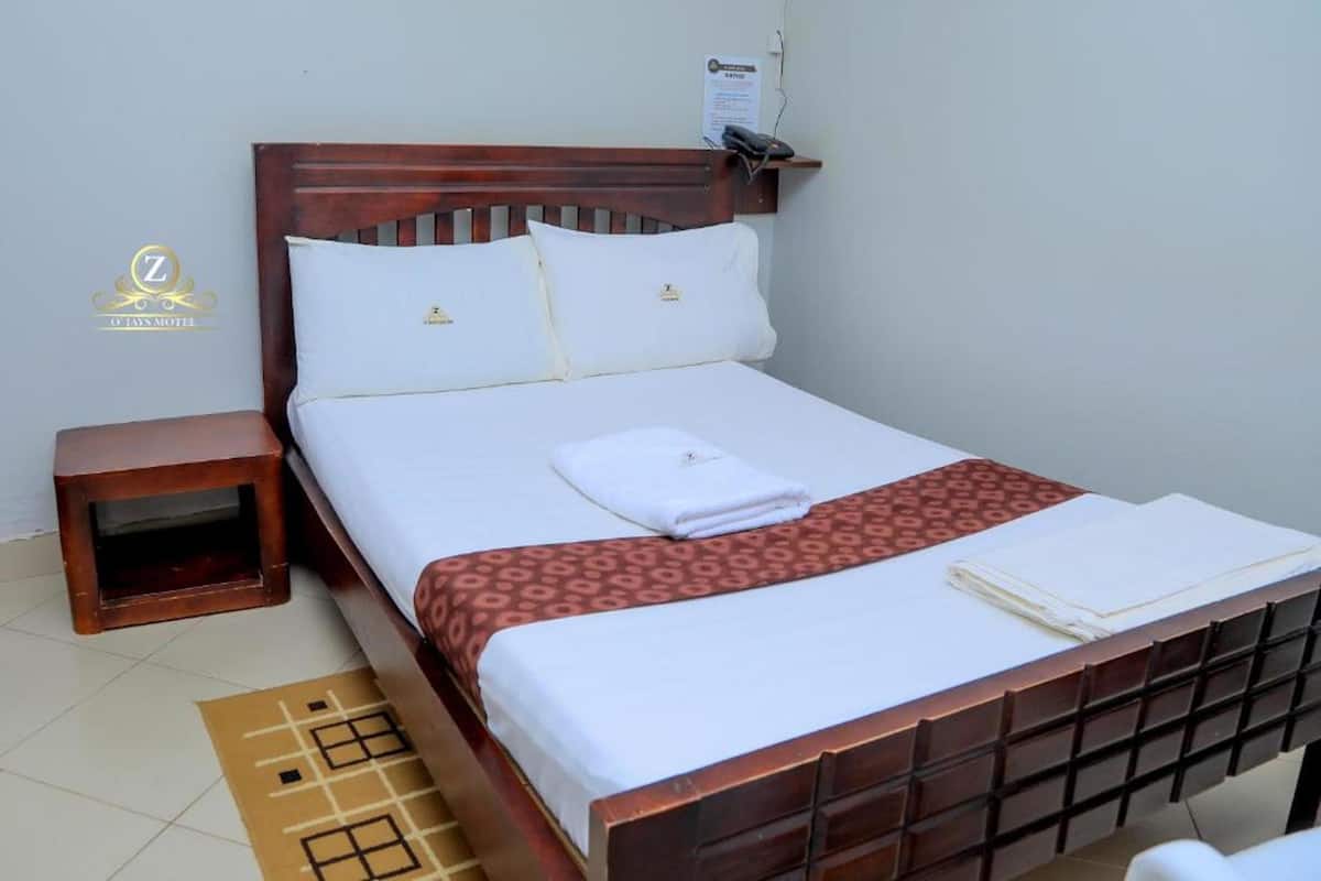 Doppia Standard | Con stile personalizzato, con arredamento individuale, una scrivania